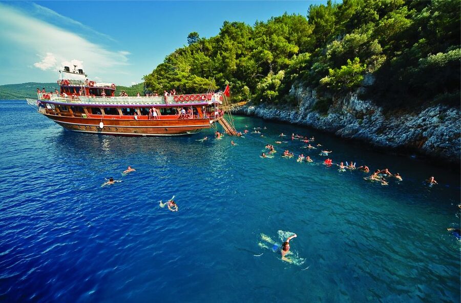 Didim/Altinkum: Lazy Day Boat Trip w/BBQ Lunch - Lunch onboard BBQ: included, convenient, and sometimes basic